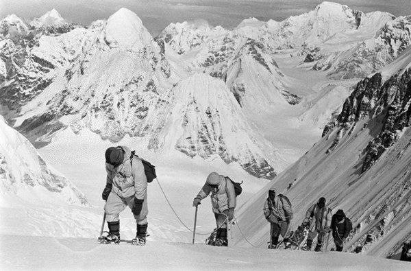 △1960年5月，中國登山隊隊員在海拔7150米的冰雪坡上行進。