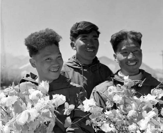 △1960年5月25日凌晨4點20分，中國登山隊隊員成功登上珠穆朗瑪峰。（右起）王富洲、貢布（藏族）和屈銀華。